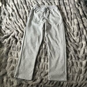 Alo Yoga Grey Sweatpants – Size Small 🤍
